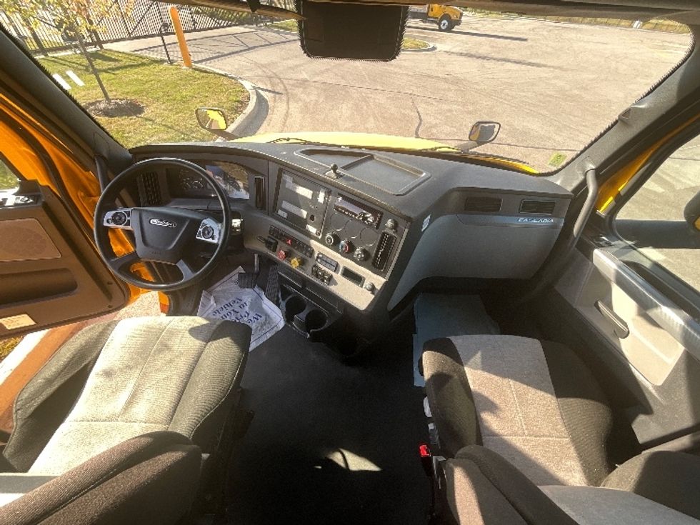 Sleeper Tractor-Heavy Duty Tractors-Freightliner-2022-T12664ST-East Chicago-IN-478,365\n\t\tmiles-$ 66,500 - Image 12