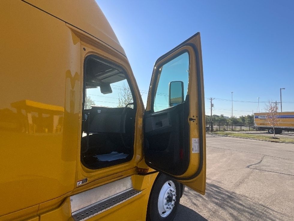 Sleeper Tractor-Heavy Duty Tractors-Freightliner-2022-T12664ST-East Chicago-IN-478,365\n\t\tmiles-$ 66,500 - Image 13