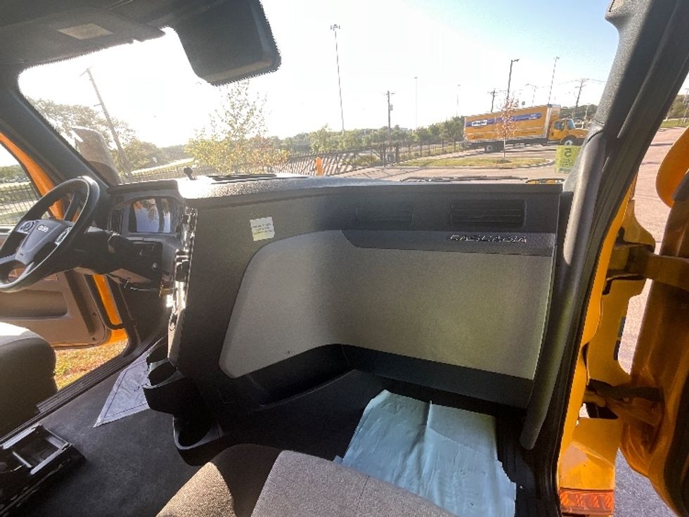 Sleeper Tractor-Heavy Duty Tractors-Freightliner-2022-T12664ST-East Chicago-IN-478,365\n\t\tmiles-$ 66,500 - Image 14