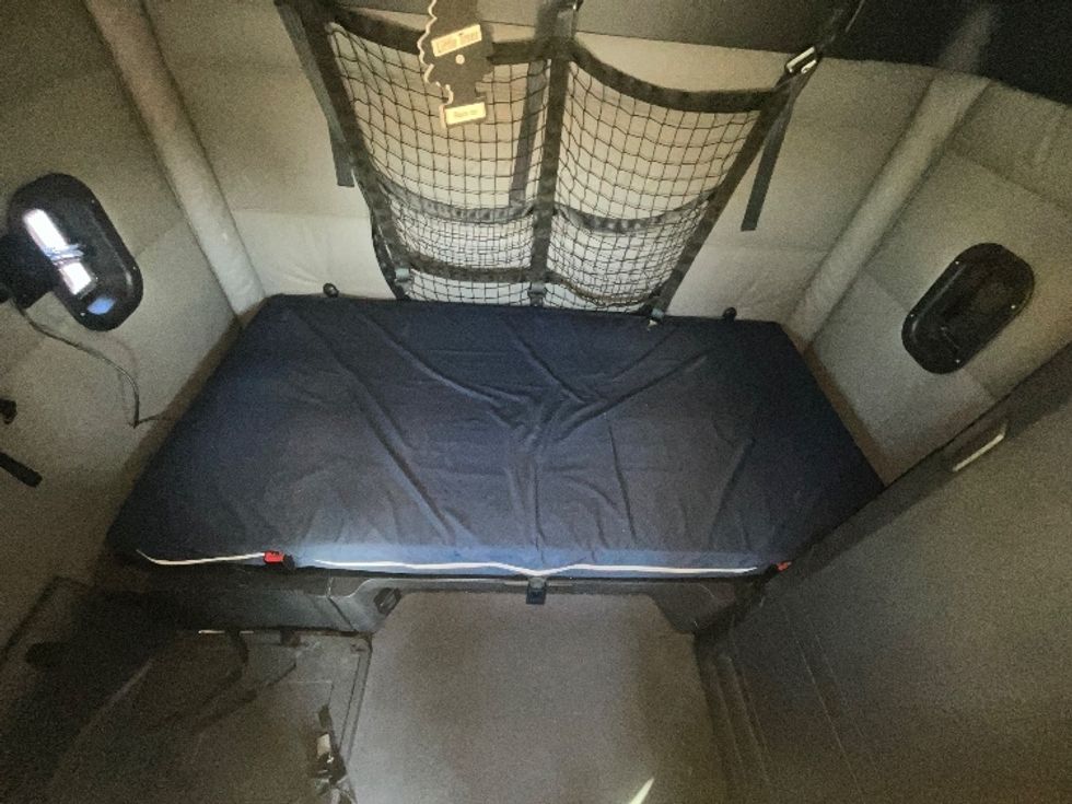 Sleeper Tractor-Heavy Duty Tractors-Freightliner-2022-T12664ST-East Chicago-IN-478,365\n\t\tmiles-$ 66,500 - Image 16