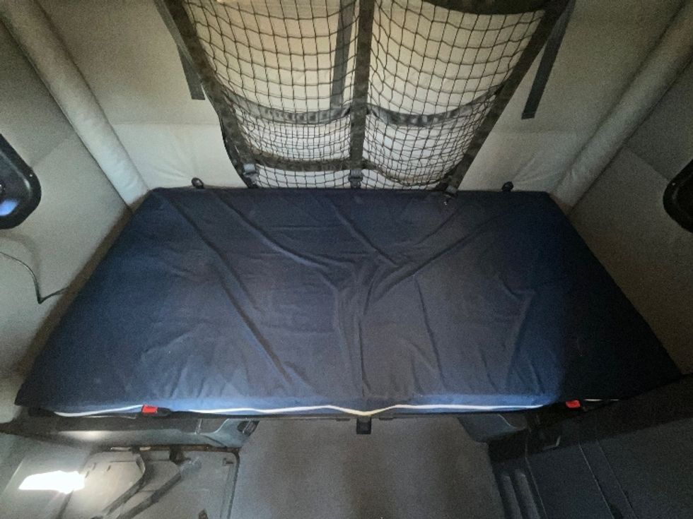 Sleeper Tractor-Heavy Duty Tractors-Freightliner-2022-T12664ST-East Chicago-IN-478,365\n\t\tmiles-$ 66,500 - Image 17