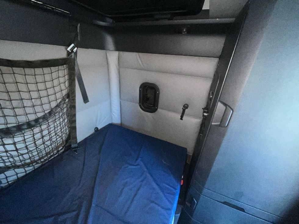 Sleeper Tractor-Heavy Duty Tractors-Freightliner-2022-T12664ST-East Chicago-IN-478,365\n\t\tmiles-$ 66,500 - Image 18