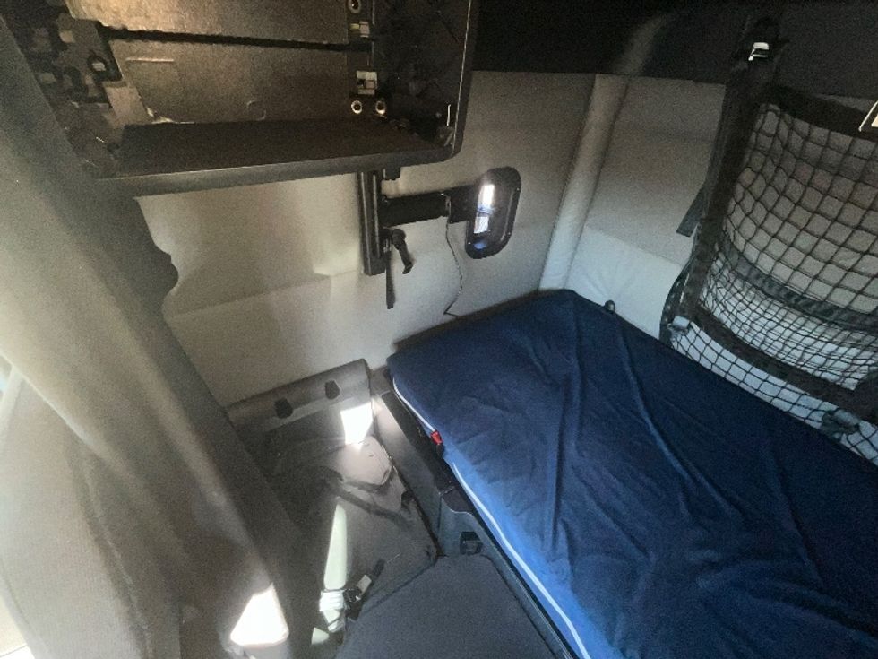 Sleeper Tractor-Heavy Duty Tractors-Freightliner-2022-T12664ST-East Chicago-IN-478,365\n\t\tmiles-$ 66,500 - Image 19