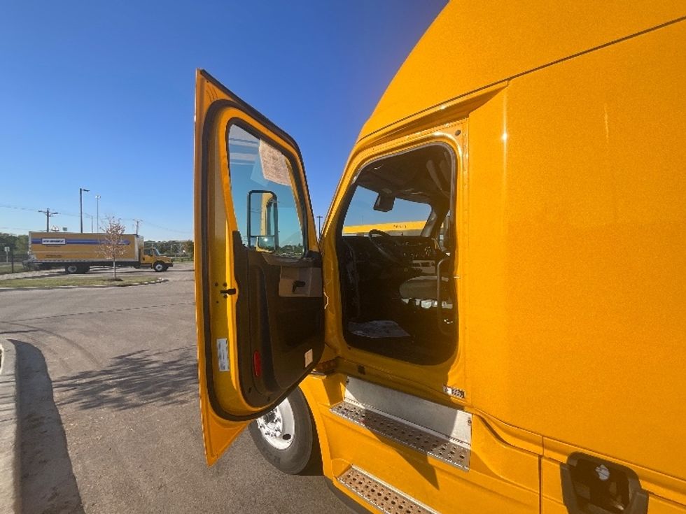 Sleeper Tractor-Heavy Duty Tractors-Freightliner-2022-T12664ST-East Chicago-IN-478,365\n\t\tmiles-$ 66,500 - Image 9