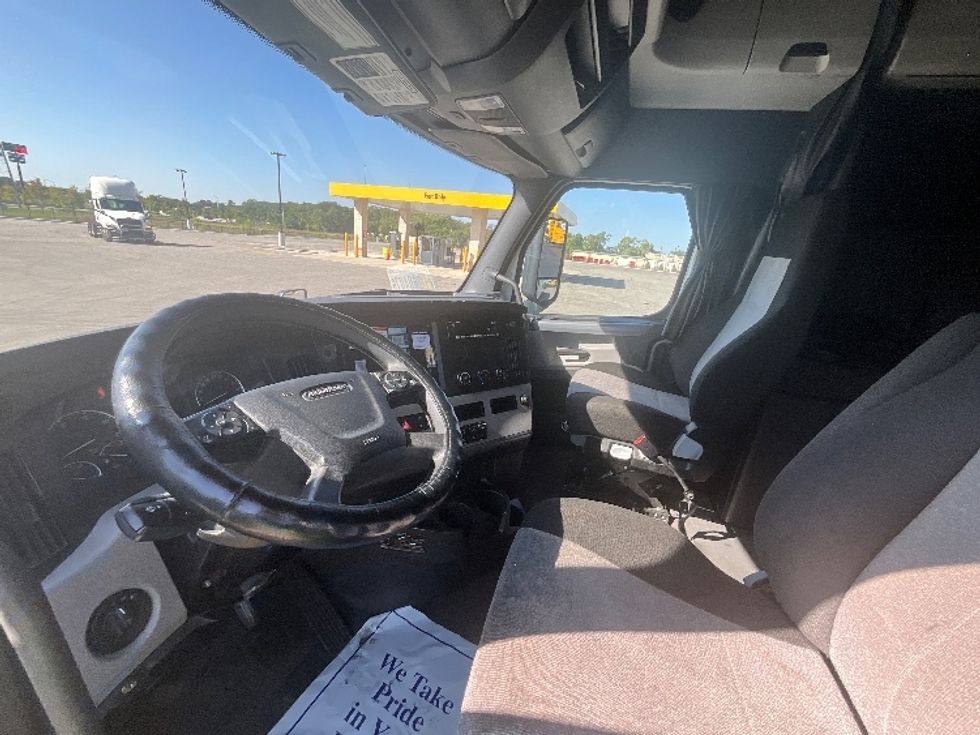 Sleeper Tractor-Heavy Duty Tractors-Freightliner-2022-T12664ST-East Chicago-IN-486,789\n\t\tmiles-$ 71,250 - Image 10