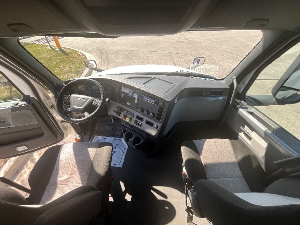 Sleeper Tractor-Heavy Duty Tractors-Freightliner-2022-T12664ST-East Chicago-IN-486,789\n\t\tmiles-$ 71,250 - Image 12