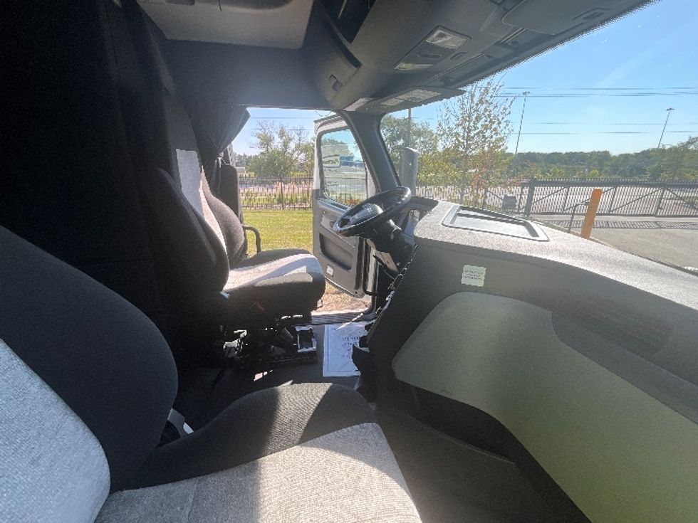 Sleeper Tractor-Heavy Duty Tractors-Freightliner-2022-T12664ST-East Chicago-IN-486,789\n\t\tmiles-$ 71,250 - Image 15