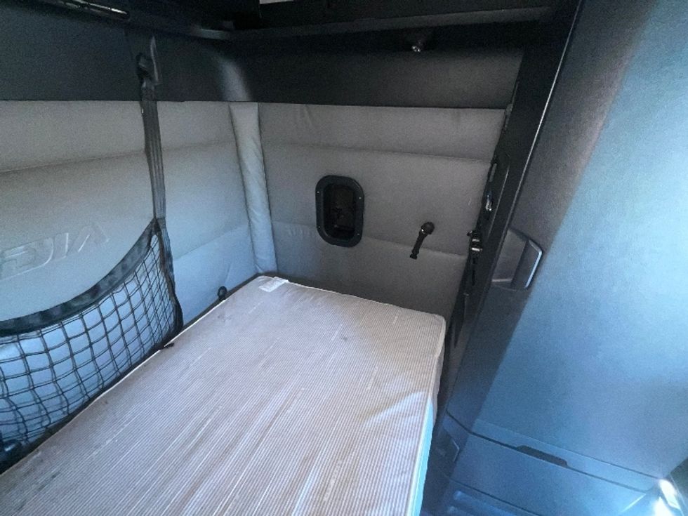 Sleeper Tractor-Heavy Duty Tractors-Freightliner-2022-T12664ST-East Chicago-IN-486,789\n\t\tmiles-$ 71,250 - Image 18