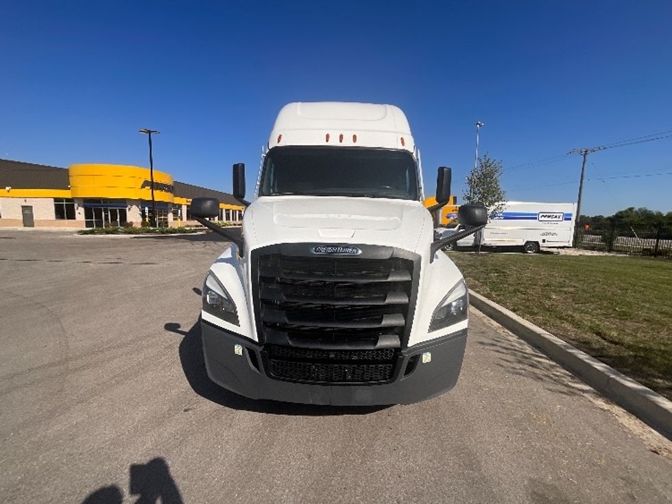 Sleeper Tractor-Heavy Duty Tractors-Freightliner-2022-T12664ST-East Chicago-IN-486,789\n\t\tmiles-$ 71,250 - Image 2