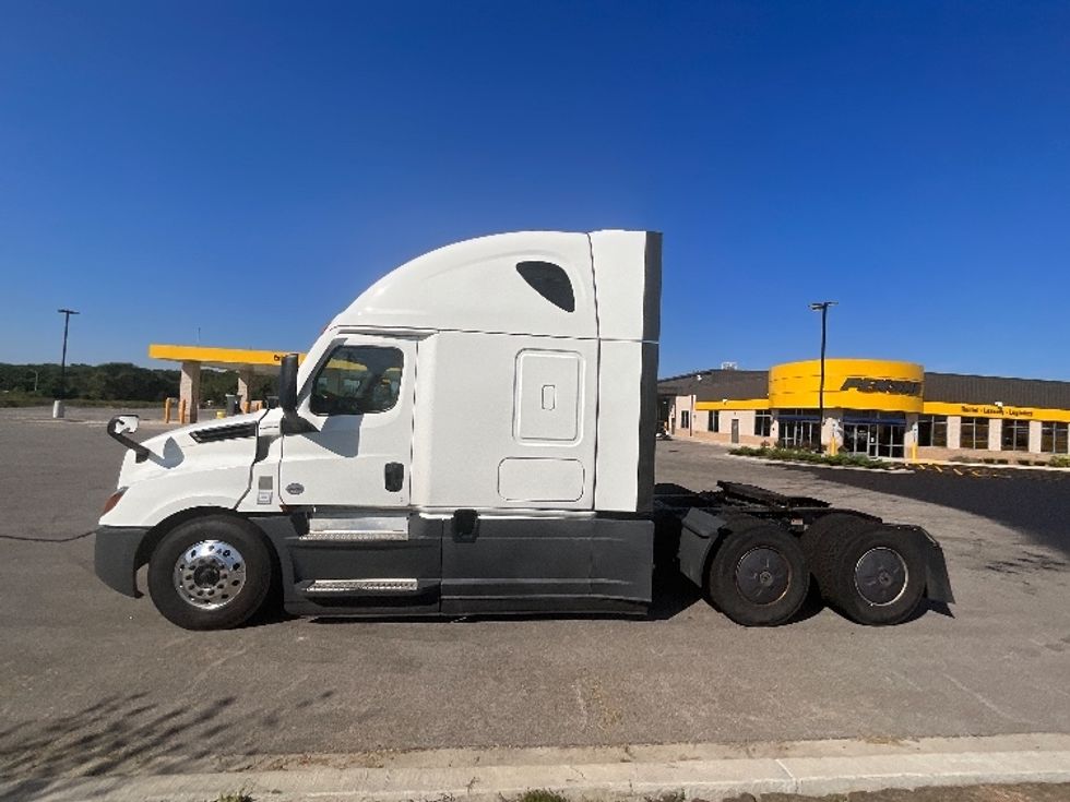 2022 Freightliner Cascadia 126" Sleeper Cab photo 3