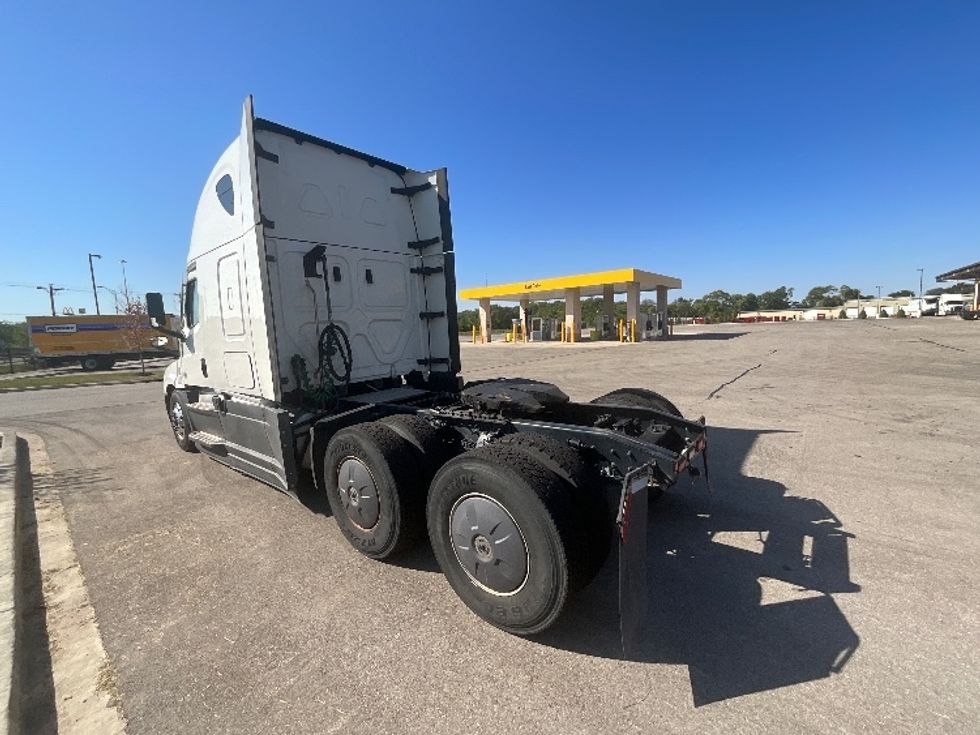 2022 Freightliner Cascadia 126" Sleeper Cab photo 4