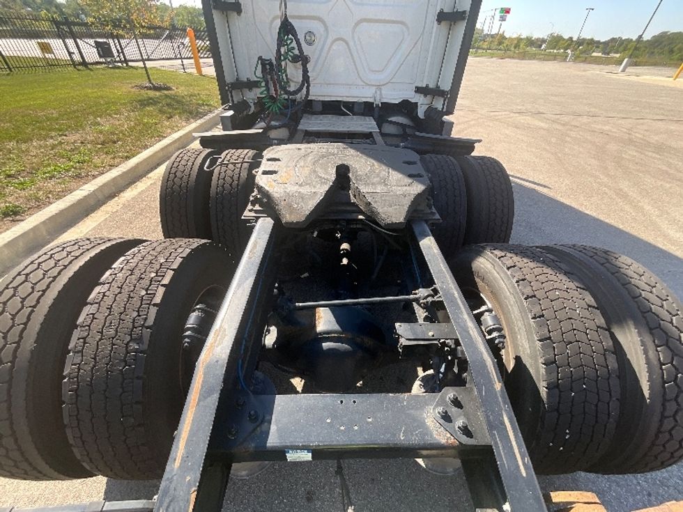 Sleeper Tractor-Heavy Duty Tractors-Freightliner-2022-T12664ST-East Chicago-IN-486,789\n\t\tmiles-$ 71,250 - Image 6