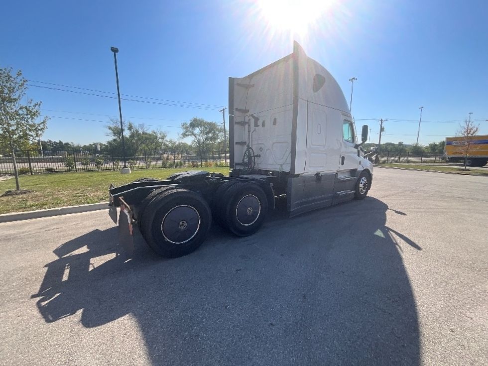 Sleeper Tractor-Heavy Duty Tractors-Freightliner-2022-T12664ST-East Chicago-IN-486,789\n\t\tmiles-$ 71,250 - Image 7