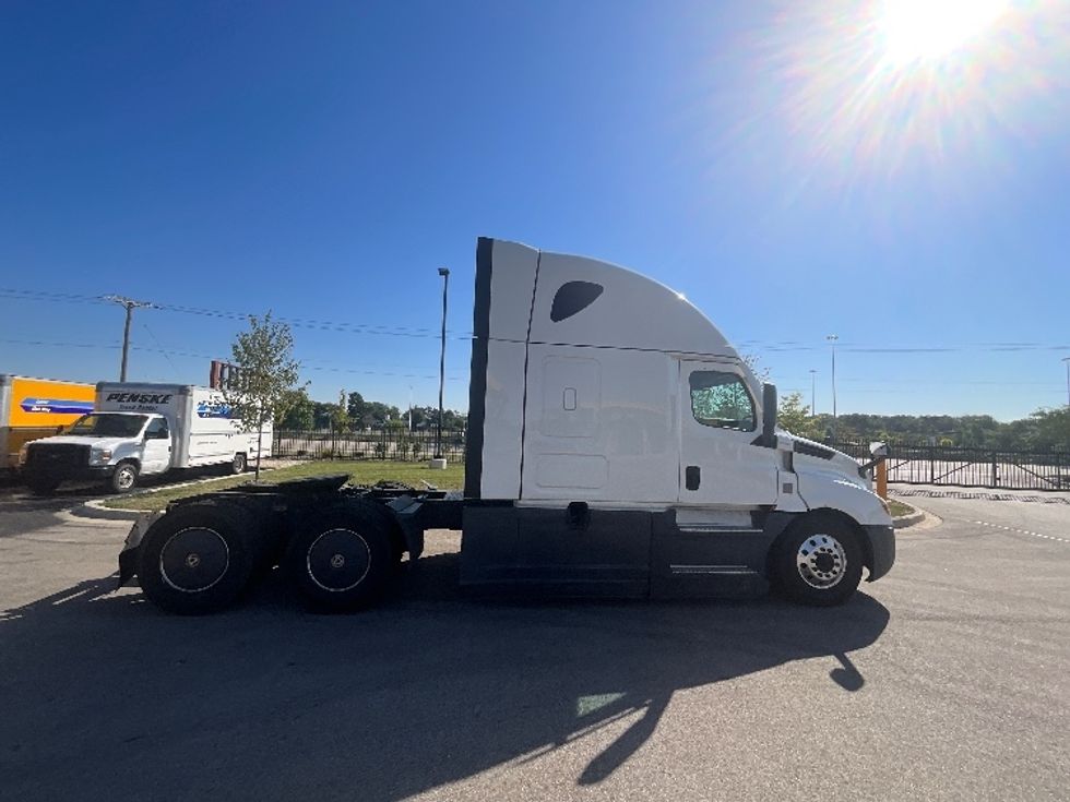 Sleeper Tractor-Heavy Duty Tractors-Freightliner-2022-T12664ST-East Chicago-IN-486,789\n\t\tmiles-$ 71,250 - Image 8