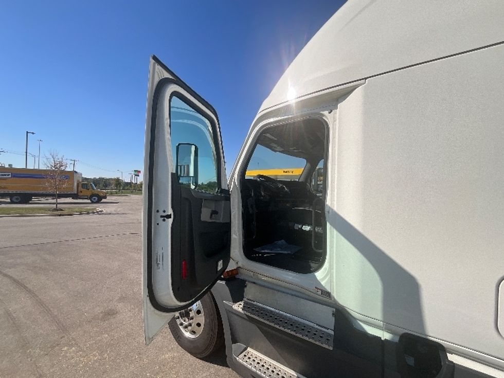 Sleeper Tractor-Heavy Duty Tractors-Freightliner-2022-T12664ST-East Chicago-IN-486,789\n\t\tmiles-$ 71,250 - Image 9