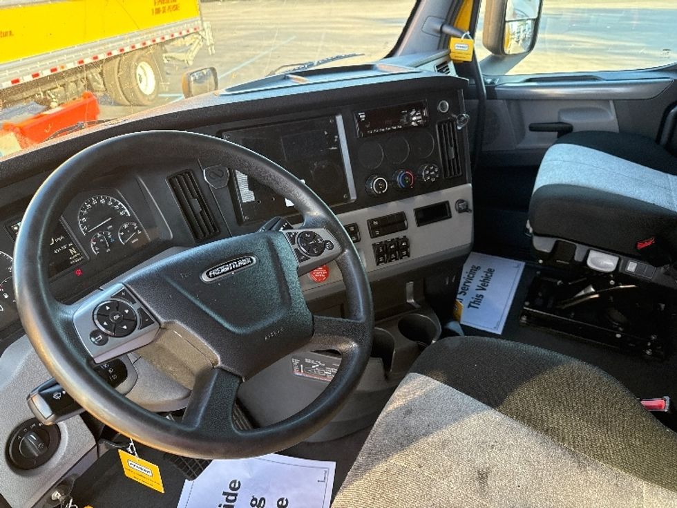 Sleeper Tractor-Heavy Duty Tractors-Freightliner-2022-T12664ST-East Chicago-IN-491,508\n\t\tmiles-$ 64,500 - Image 10