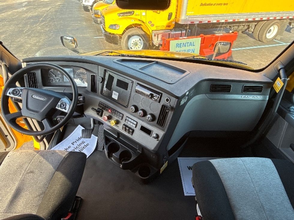 Sleeper Tractor-Heavy Duty Tractors-Freightliner-2022-T12664ST-East Chicago-IN-491,508\n\t\tmiles-$ 64,500 - Image 12