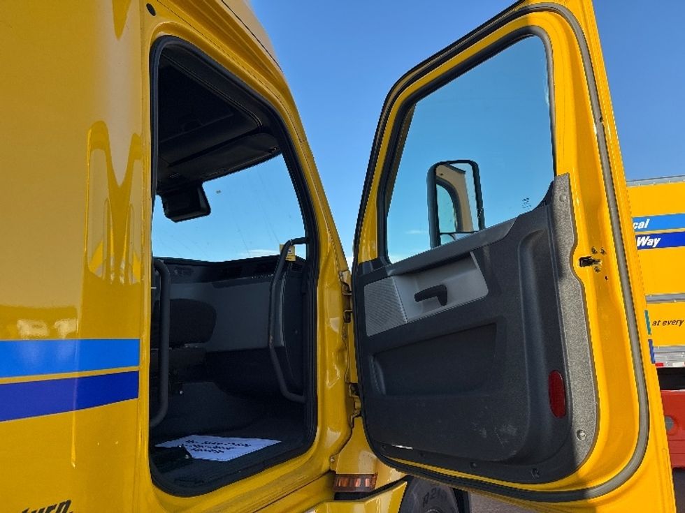 Sleeper Tractor-Heavy Duty Tractors-Freightliner-2022-T12664ST-East Chicago-IN-491,508\n\t\tmiles-$ 64,500 - Image 13