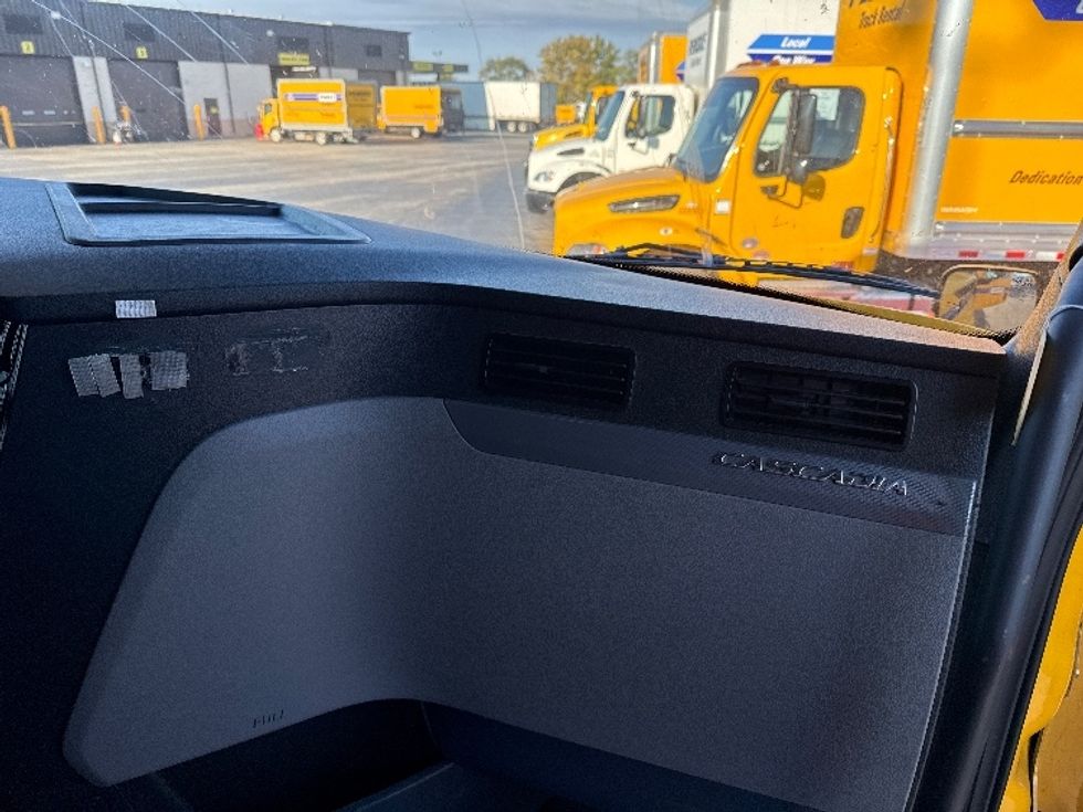 Sleeper Tractor-Heavy Duty Tractors-Freightliner-2022-T12664ST-East Chicago-IN-491,508\n\t\tmiles-$ 64,500 - Image 14