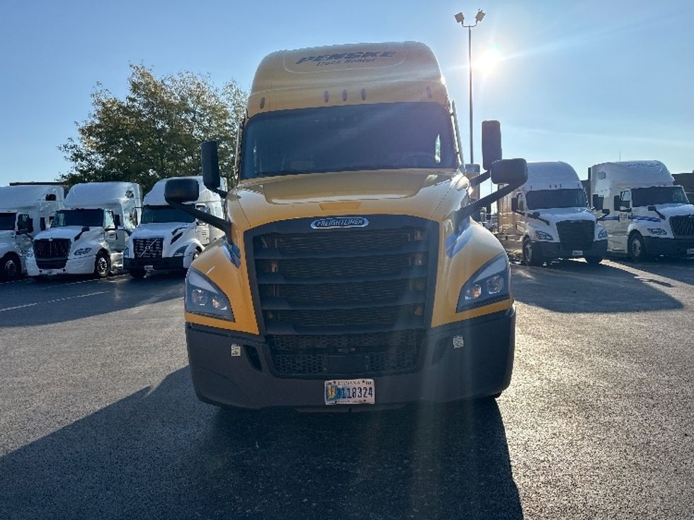 Sleeper Tractor-Heavy Duty Tractors-Freightliner-2022-T12664ST-East Chicago-IN-491,508\n\t\tmiles-$ 64,500 - Image 2