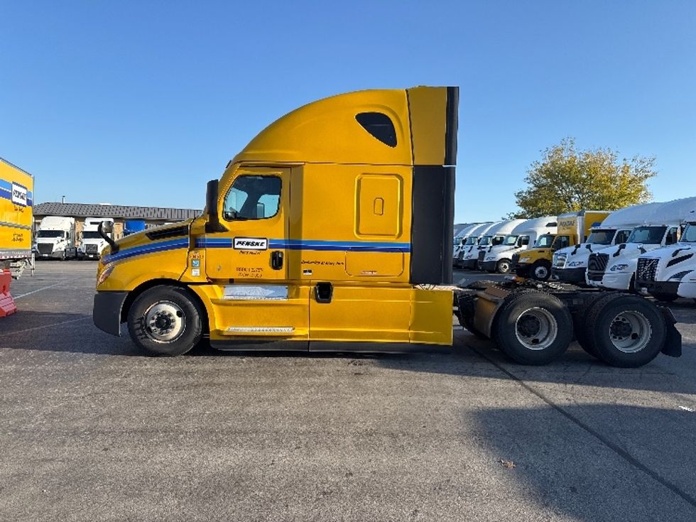 Sleeper Tractor-Heavy Duty Tractors-Freightliner-2022-T12664ST-East Chicago-IN-491,508\n\t\tmiles-$ 64,500 - Image 4