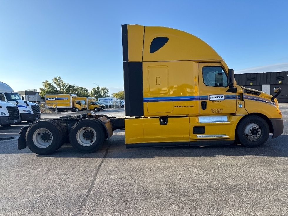 Sleeper Tractor-Heavy Duty Tractors-Freightliner-2022-T12664ST-East Chicago-IN-491,508\n\t\tmiles-$ 64,500 - Image 8