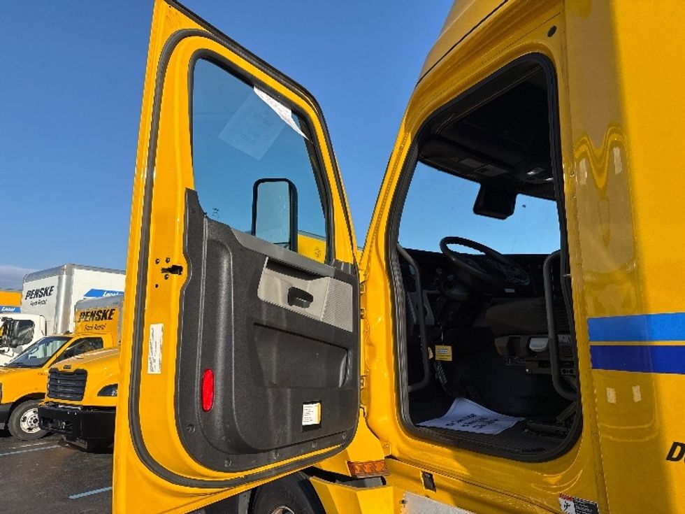 Sleeper Tractor-Heavy Duty Tractors-Freightliner-2022-T12664ST-East Chicago-IN-491,508\n\t\tmiles-$ 64,500 - Image 9