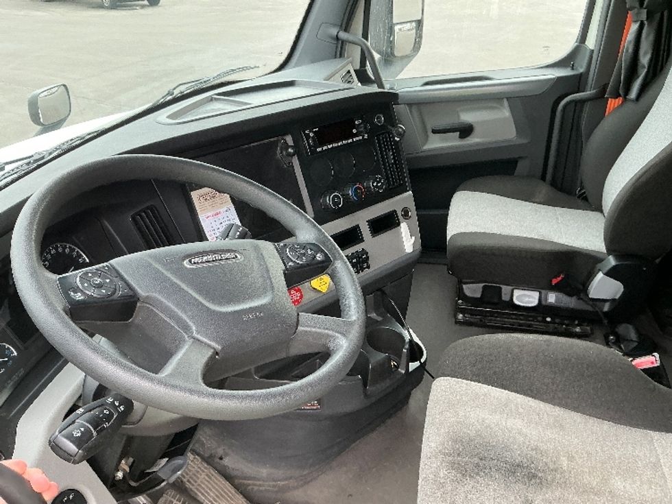 Sleeper Tractor-Heavy Duty Tractors-Freightliner-2022-T12664ST-East Chicago-IN-498,635\n\t\tmiles-$ 65,000 - Image 10