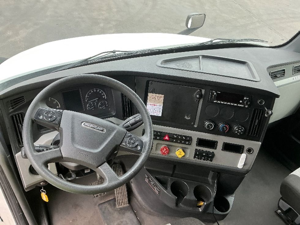 Sleeper Tractor-Heavy Duty Tractors-Freightliner-2022-T12664ST-East Chicago-IN-498,635\n\t\tmiles-$ 65,000 - Image 11