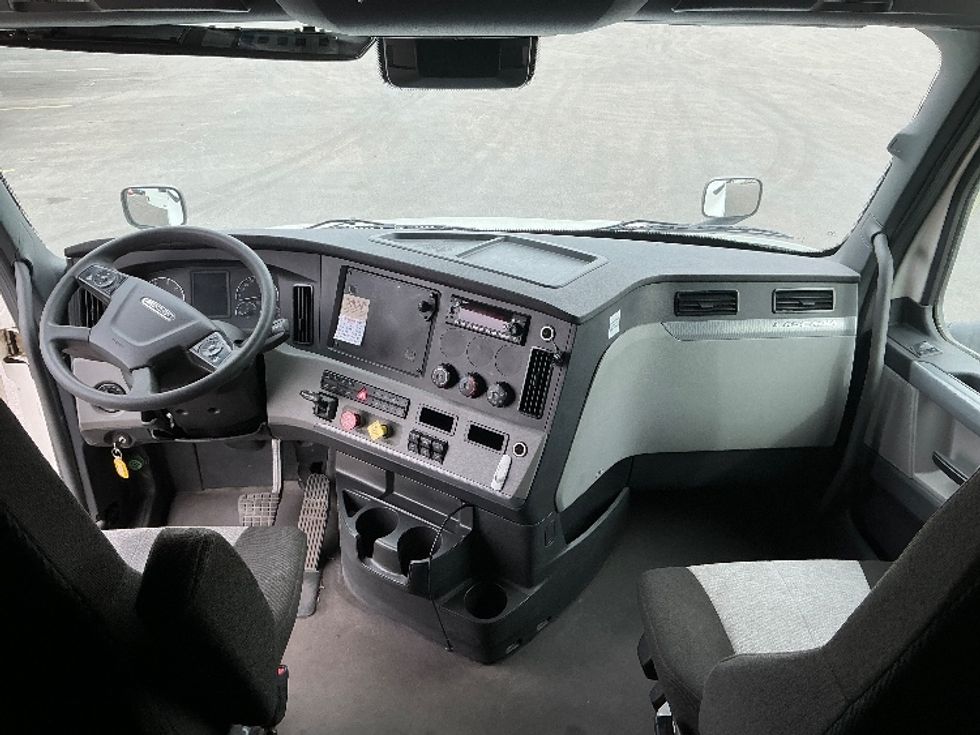 Sleeper Tractor-Heavy Duty Tractors-Freightliner-2022-T12664ST-East Chicago-IN-498,635\n\t\tmiles-$ 65,000 - Image 12