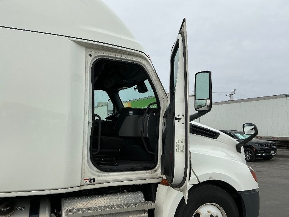 Sleeper Tractor-Heavy Duty Tractors-Freightliner-2022-T12664ST-East Chicago-IN-498,635\n\t\tmiles-$ 65,000 - Image 13