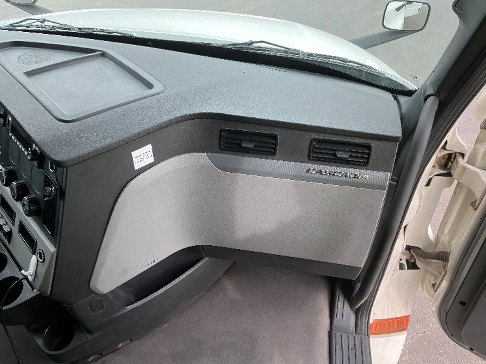 Sleeper Tractor-Heavy Duty Tractors-Freightliner-2022-T12664ST-East Chicago-IN-498,635\n\t\tmiles-$ 65,000 - Image 14