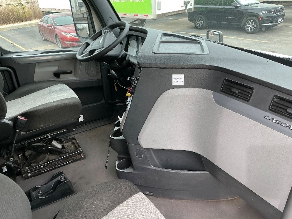 Sleeper Tractor-Heavy Duty Tractors-Freightliner-2022-T12664ST-East Chicago-IN-498,635\n\t\tmiles-$ 65,000 - Image 15