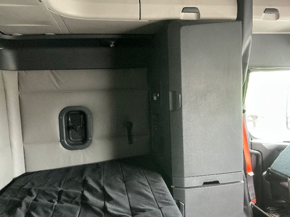 Sleeper Tractor-Heavy Duty Tractors-Freightliner-2022-T12664ST-East Chicago-IN-498,635\n\t\tmiles-$ 65,000 - Image 18