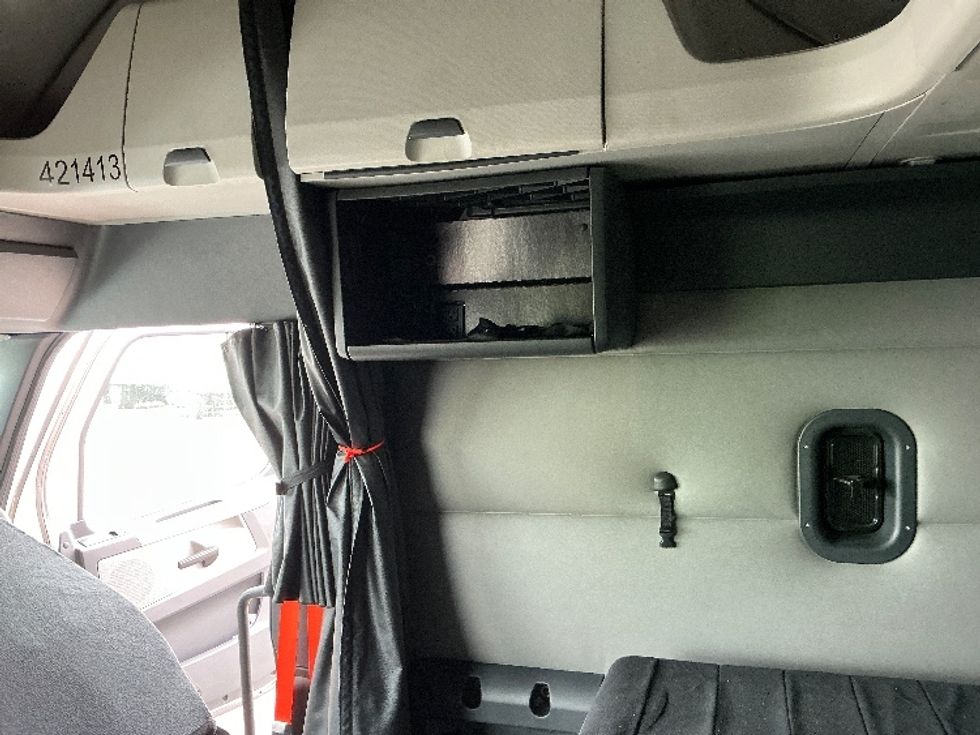 Sleeper Tractor-Heavy Duty Tractors-Freightliner-2022-T12664ST-East Chicago-IN-498,635\n\t\tmiles-$ 65,000 - Image 19