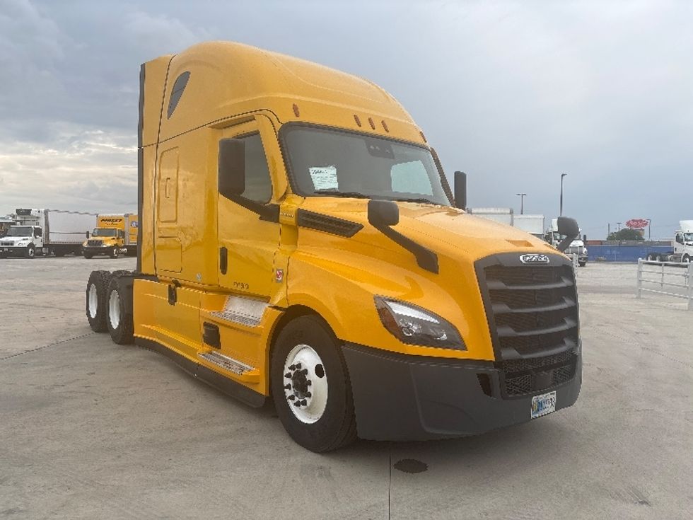 Sleeper Tractor-Heavy Duty Tractors-Freightliner-2022-T12664ST-East Chicago-IN-499,672\n\t\tmiles-$ 65,750 - Image 1