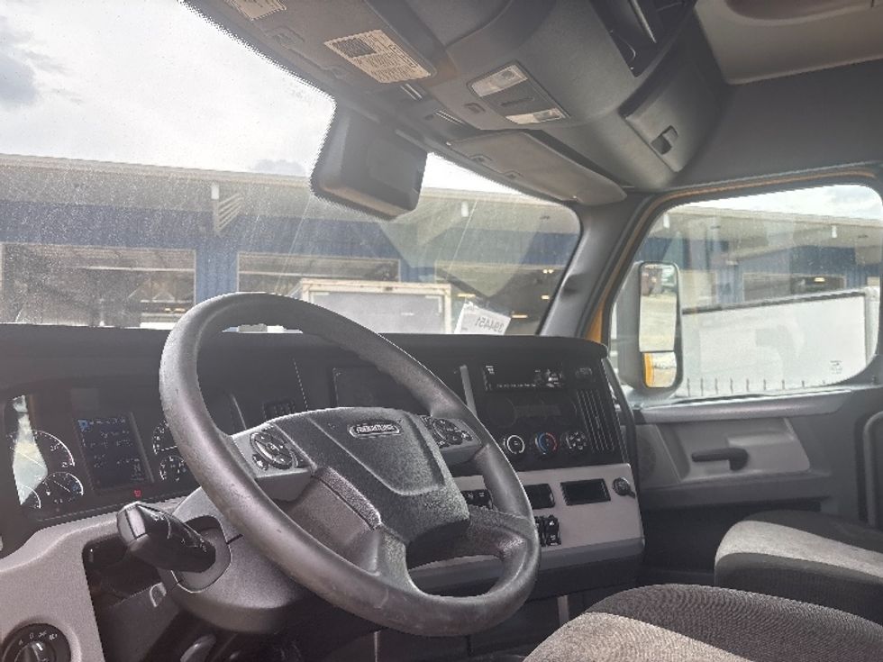 Sleeper Tractor-Heavy Duty Tractors-Freightliner-2022-T12664ST-East Chicago-IN-499,672\n\t\tmiles-$ 65,750 - Image 10