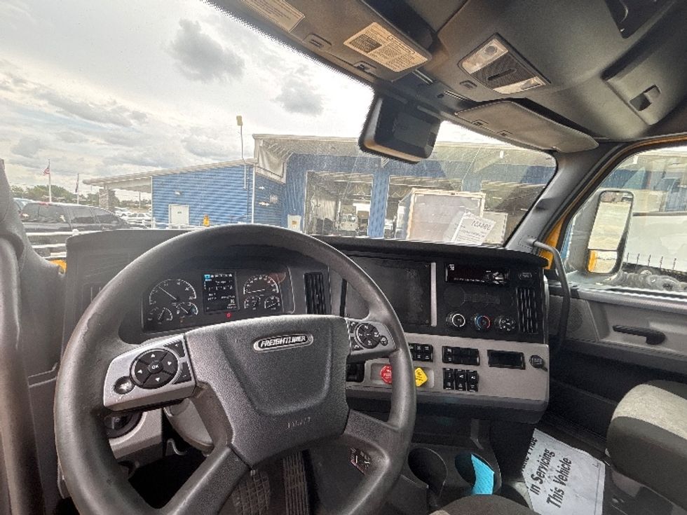 Sleeper Tractor-Heavy Duty Tractors-Freightliner-2022-T12664ST-East Chicago-IN-499,672\n\t\tmiles-$ 65,750 - Image 11