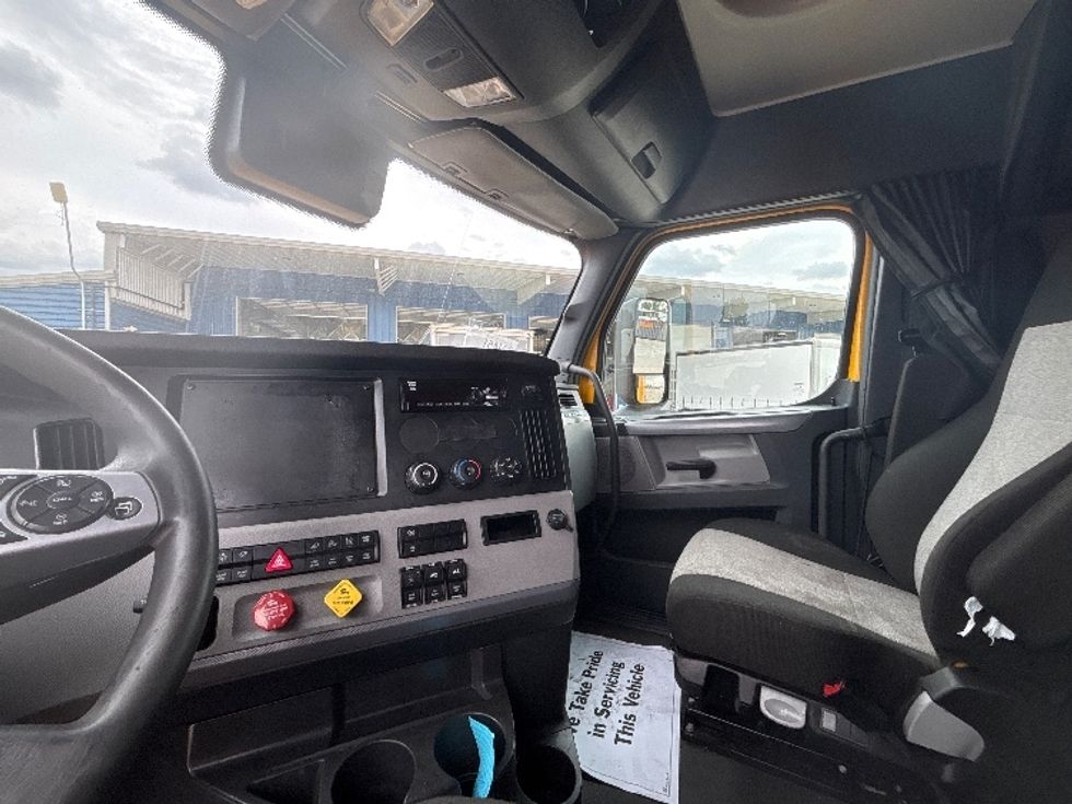 Sleeper Tractor-Heavy Duty Tractors-Freightliner-2022-T12664ST-East Chicago-IN-499,672\n\t\tmiles-$ 65,750 - Image 12