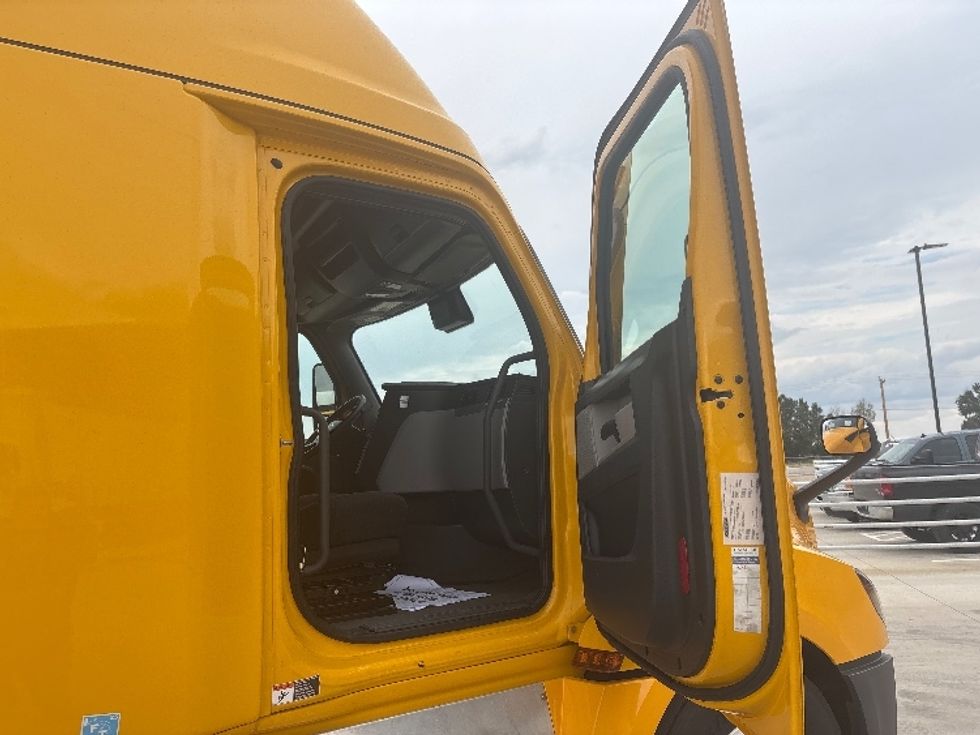 Sleeper Tractor-Heavy Duty Tractors-Freightliner-2022-T12664ST-East Chicago-IN-499,672\n\t\tmiles-$ 65,750 - Image 13