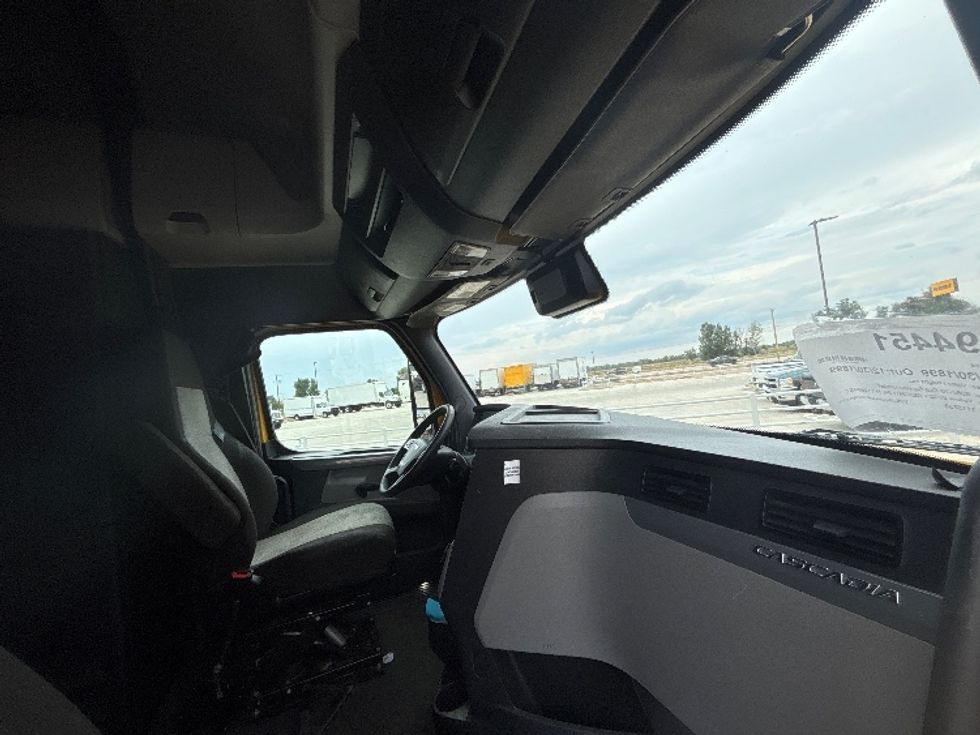 Sleeper Tractor-Heavy Duty Tractors-Freightliner-2022-T12664ST-East Chicago-IN-499,672\n\t\tmiles-$ 65,750 - Image 15