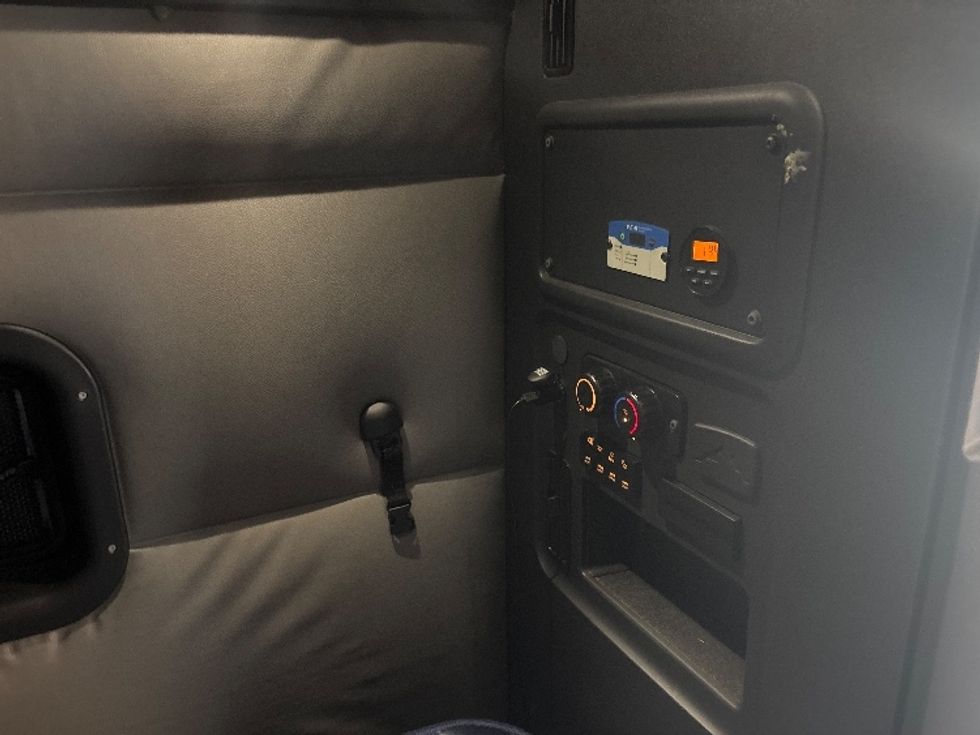 Sleeper Tractor-Heavy Duty Tractors-Freightliner-2022-T12664ST-East Chicago-IN-499,672\n\t\tmiles-$ 65,750 - Image 17