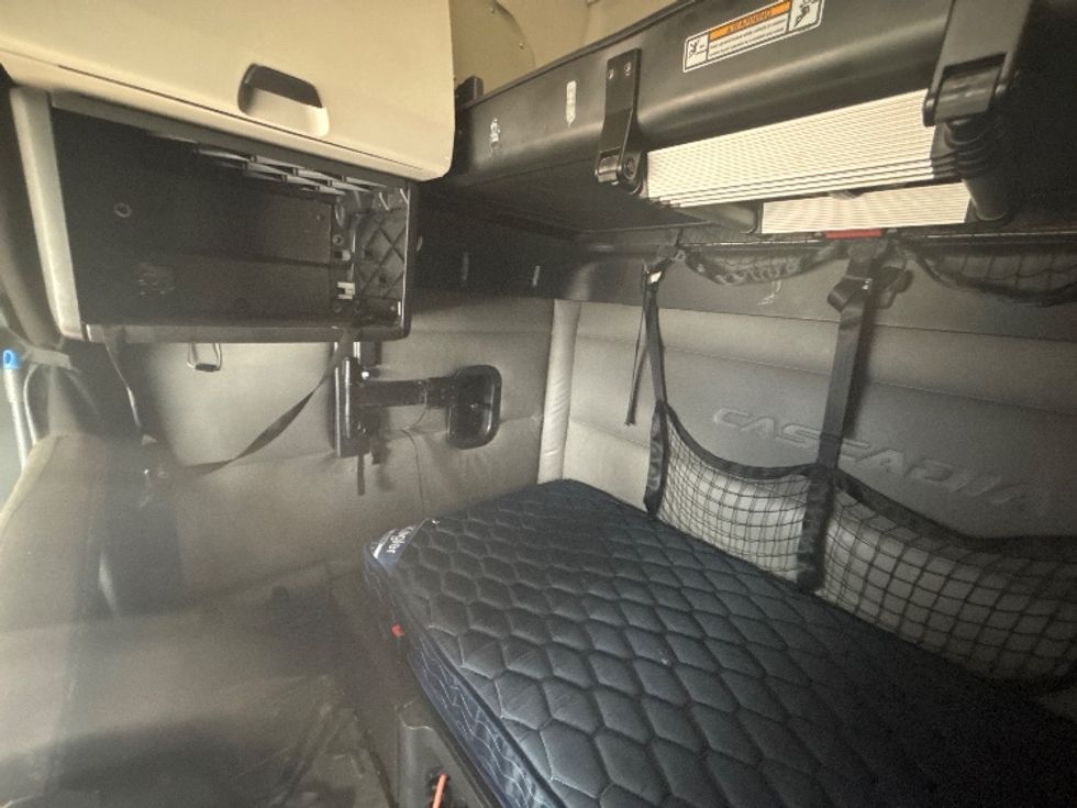 Sleeper Tractor-Heavy Duty Tractors-Freightliner-2022-T12664ST-East Chicago-IN-499,672\n\t\tmiles-$ 65,750 - Image 18