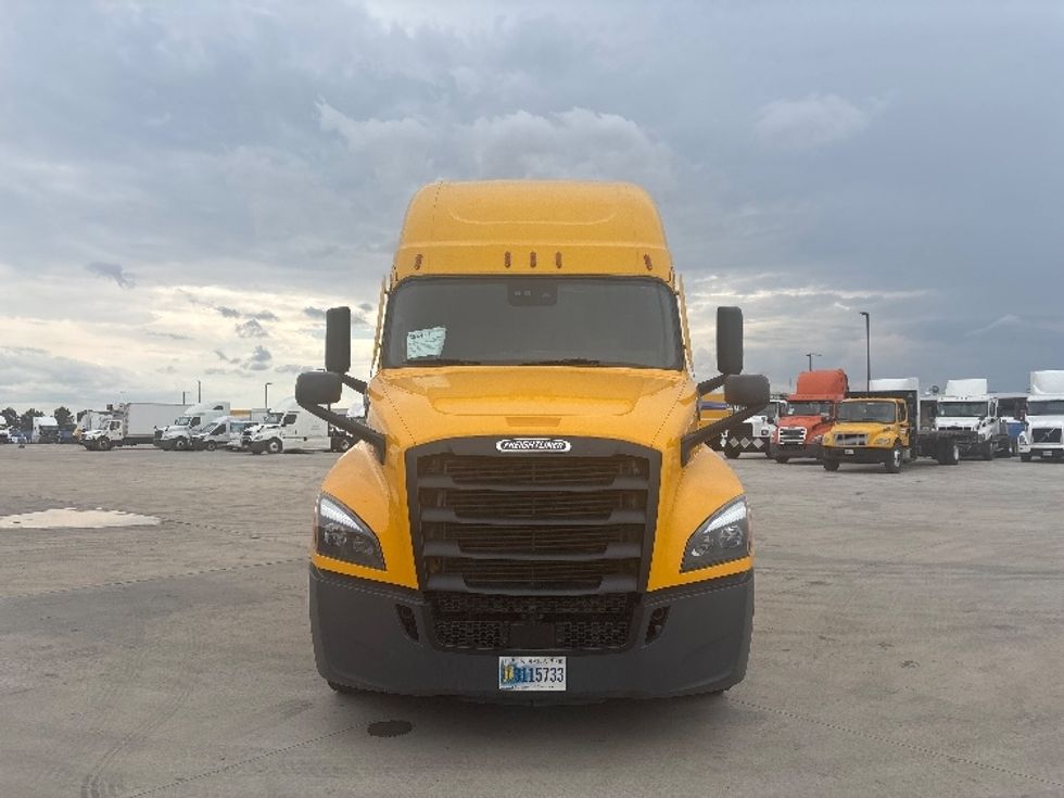 Sleeper Tractor-Heavy Duty Tractors-Freightliner-2022-T12664ST-East Chicago-IN-499,672\n\t\tmiles-$ 65,750 - Image 2