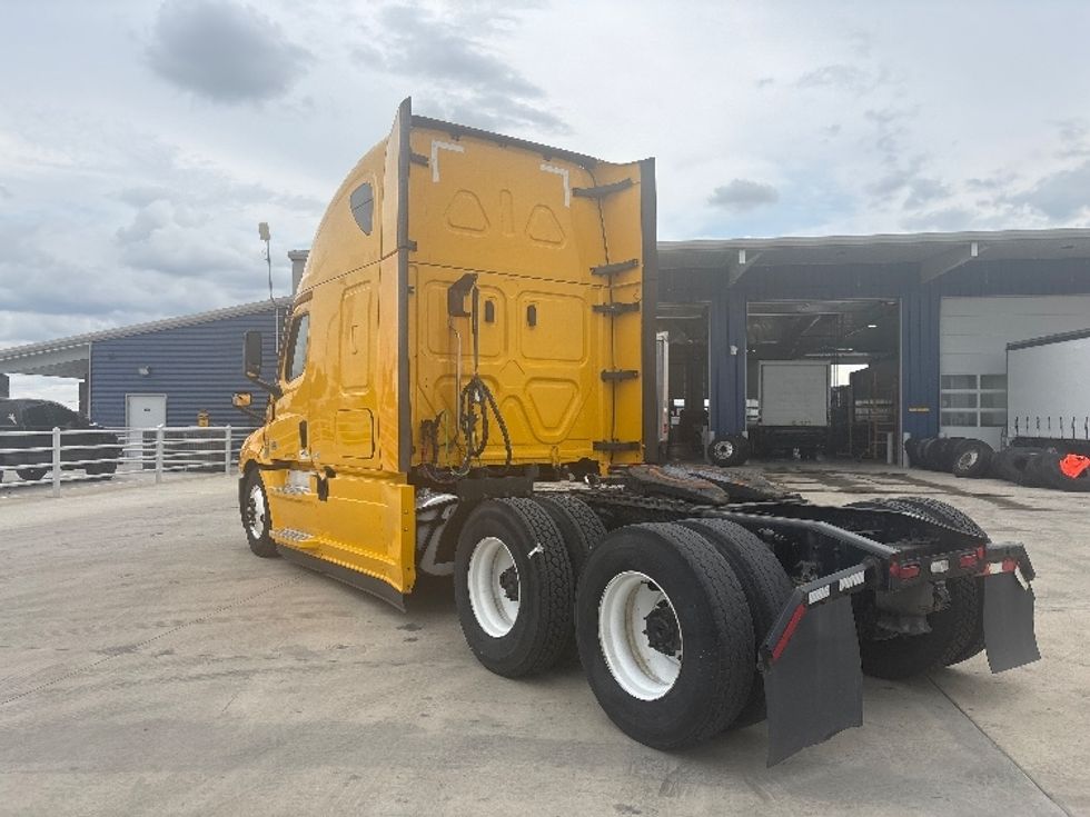 Sleeper Tractor-Heavy Duty Tractors-Freightliner-2022-T12664ST-East Chicago-IN-499,672\n\t\tmiles-$ 65,750 - Image 5