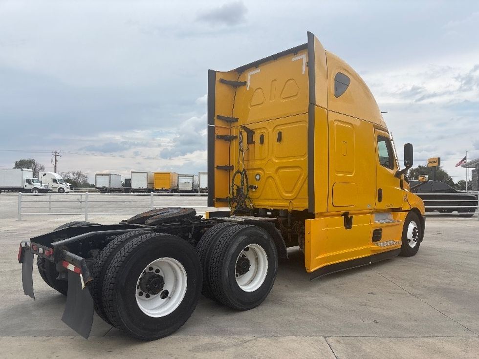 Sleeper Tractor-Heavy Duty Tractors-Freightliner-2022-T12664ST-East Chicago-IN-499,672\n\t\tmiles-$ 65,750 - Image 7