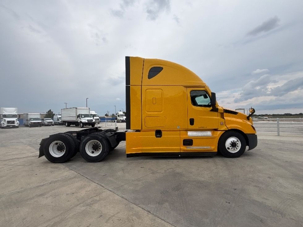 Sleeper Tractor-Heavy Duty Tractors-Freightliner-2022-T12664ST-East Chicago-IN-499,672\n\t\tmiles-$ 65,750 - Image 8