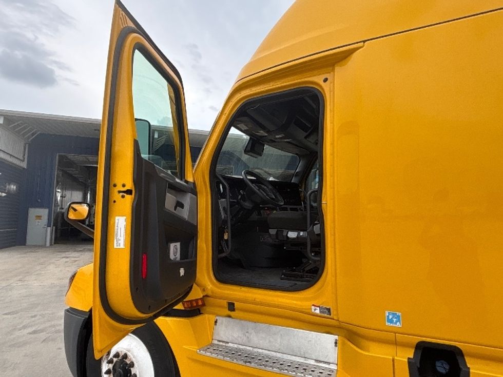 Sleeper Tractor-Heavy Duty Tractors-Freightliner-2022-T12664ST-East Chicago-IN-499,672\n\t\tmiles-$ 65,750 - Image 9