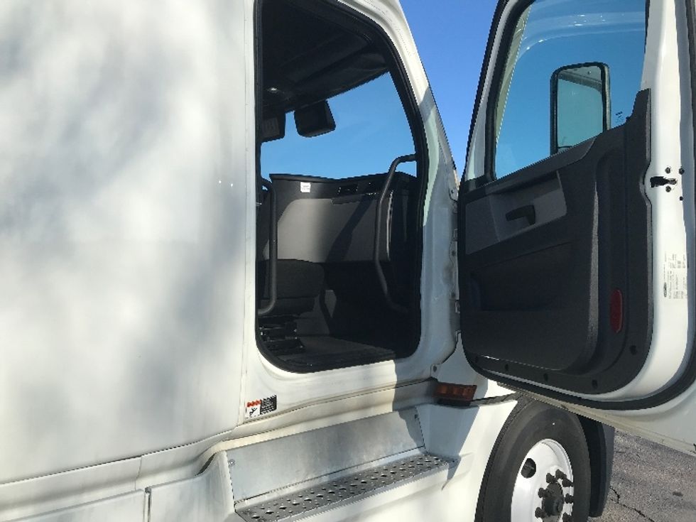 Sleeper Tractor-Heavy Duty Tractors-Freightliner-2022-T12664ST-East Chicago-IN-503,109\n\t\tmiles-$ 66,000 - Image 13