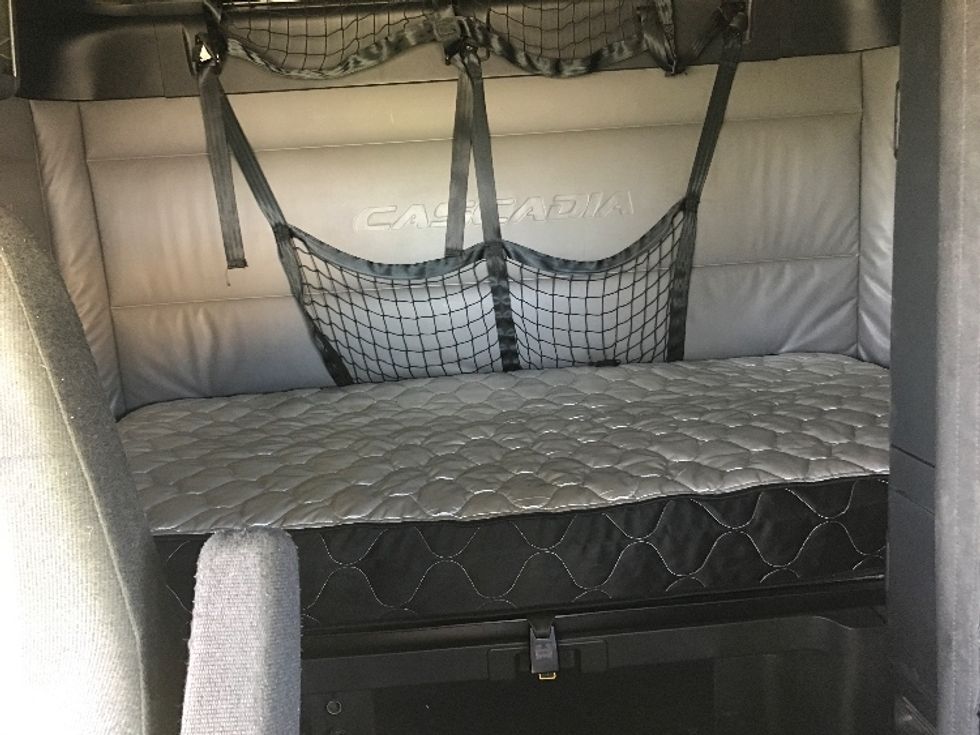 Sleeper Tractor-Heavy Duty Tractors-Freightliner-2022-T12664ST-East Chicago-IN-503,109\n\t\tmiles-$ 66,000 - Image 16